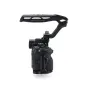 Tilta juodas kameros karkasas su ergonomine viršūne rankena ir Arca-Swiss pagrindu plokšte Sony Alpha 7 V stabiliam montavimui ir papildomų prietaisų tvirtinimui