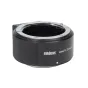Metabones Leica R į Nikon Z montą T adapteris su tekstūruotu cilindriniu korpusu, metaliniu tvirtinimo žiedu ir išgraviruotu prekės ženklu, skirtas profesionaliam fotografavimui.