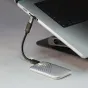 Tilta Khronos 90 laipsnio USB-C prijungtis Space Gray spalva, prijungtas prie nešiojamojo kompiuterio, užtikrina efektyvų duomenų perdavimą ir galios tiekimą.