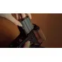 Tilta EN-EL15C USB-C 2400mAh baterija Nikon kameroms, iš dalies įdėta į kameros korpusą, demonstruojanti suderinamumą ir vietą su žalsvu matinio paviršiaus apdaila ir iškilmingu tekstu.