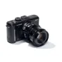 Panasonic Lumix GF1 be veidrodinė kamera su aukštos kokybės rankiniu objektyvu, juodas dizainas ir detalūs valdymo ratukai profesionaliai fotografijai.