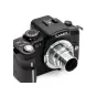 Metabones C-mount į Micro Four Thirds (MFT) adapteris su chromuotu apdailu, pritvirtintas prie Panasonic Lumix G1 kameros, rodo precizišką jungimą ir tvirtą vario konstrukciją.