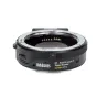 Metabones EF į Canon RF-mount greičio stiprintuvas ULTRA 0.71x, rodomas priekis su valdymo ratais, LED indikatoriumi ir trikojinės pėdos tvirtinimu