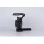 Tilta Canon C50 kameros narvas su V-Mount baterijos plokšte, reguliuojamu rankena ir keliais tvirtinimo taškais profesionaliam vaizdo filmavimui.