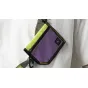 Tilta Fe Ecopak kortų laikiklis su violetine vidine dalimi, žalia/geltona juosta ir elastiniu S-kroku saugiam tvirtinimui, pagamintas iš ekologiškų perdirbtų medžiagų