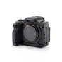 Tilta pusė kamera tilto Sony Alpha 7 V juodos spalvos su moduliniais prietaisų tvirtinimo taškais ir šaltųjų šuolių montavimo vietomis