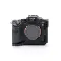 Tilta pusinė Sony Alpha 7 V kameros apsauga juodoje spalvoje, su E-mount ir keliais papildomais prietaisų tvirtinimo taškais priekinėje pusėje