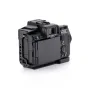 Tilta pusinė Sony Alpha 7 V kameros dėžė iš užpakalio, rodanti šaltinio šuo montavimo vietą, HDMI/USB-C kabelio užtvanką ir Arca-Swiss pagrindinę plokštę