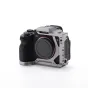 Tilta pusė kameros narvas Sony Alpha 7 V titano pilkos spalvos - šoninis vaizdas su Arca-Swiss pagrindu ir šaltosios šuošės montavimo vieta