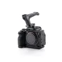 Tilta pusinė kameros dėžė Sony Alpha 7 V su viršutine rankena, lengva juoda aliuminio konstrukcija, Arca-Swiss pagrindinė plokštė ir daugybė papildinių tvirtinimo taškų