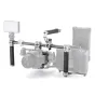 Tilta DJI Mavic 4 Pro rankinė palaikymo sistema su rankiniu stabilizatoriumi, LED šviestuvo paneliu ir moduliniais priedų tvirtinimais titano balto spalvos.