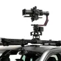 Tilta Hydra Shock Absorbing Arm Pro komplektas su Ronin žyruokle, įmontuotas ant automobilio stogo šliuzų, skirtas stabiliam filmavimui su hidrauliniais šokų slopintuvais ir 30 kg nešmenų talpa