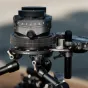Tilta Hydra x Dan Ming Speed Pan System Pro Kit artimiausias vaizdas su zobratu rotuojamu pagrindu ir mini pasvirimo galva dinamiškiems 360 laipsnių panoraminiams kadrams automobiliuose