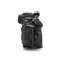 Tilta pilnos kameros rėmas Canon R6 Mark III - užpakalinis vaizdas su Arca-Swiss pagrindine plokšte ir šoniniu kabelio užtvirtinimu, skirtu papildomų prietaisų tvirtinimui
