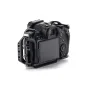 Tilta pilnos kameros kapsulė Canon R6 Mark III - užpakalinis ir šoninis vaizdas, demonstruojantis Arca Swiss plokštę ir kelis priedų montavimo taškus