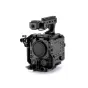 Tilta pilnas kameros dėžė Fujifilm GFX ETERNA su integruotu įrašymo mygtuku, keliais siūlomais priedų tvirtinimo taškais ir 15 mm stiebo tvirtinimu sekamiesiems fokusavimo sistemoms.