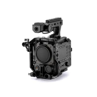 Tilta pilnas kameros dėžė Fujifilm GFX ETERNA su integruotu įrašymo mygtuku, keliais siūlomais priedų tvirtinimo taškais ir 15 mm stiebo tvirtinimu sekamiesiems fokusavimo sistemoms.