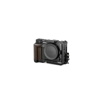 Tilta pilnas kameros karkasas Nikon ZR su medine rankena, kabelių užtvanka ir keliais prijungimo taškais Tilta pilnas kameros karkasas Nikon ZR su medine rankena, kabelių užtvanka ir keliais prijungimo taškais
