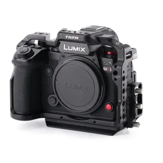 Tilta pilnos kameros rėmas Panasonic Lumix S1R II su Arca-Swiss plokšte, 1/4-20 srieginiu adapteriu ir kabelių tvirtinimo įtaisu HDMI/USB-C kabelių valdymui Tilta pilnos kameros rėmas Panasonic Lumix S1R II su Arca-Swiss plokšte, 1/4-20 srieginiu adapteriu ir kabelių tvirtinimo įtaisu HDMI/USB-C kabelių valdymui