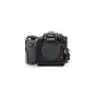 Tilta pilnas kameros korpusas Panasonic Lumix S1R II modeliui su 1/4-20 srieginių montavimo taškais, rankenos tvirtinimo vieta ir kabelių užtvirtinimo spaustukas HDMI/USB-C kabeliams