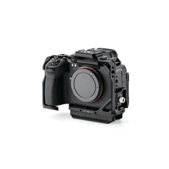 Tilta pilnos kameros korpuso Sony a1 II/a9 III - tvirtas juodos apsaugos korpusas su moduliniu dizainu, šaltosios šuošės montavimo vieta, M3 sriegiai ir HDMI kabelio užspaudimo sagtis saugiam priedų tvirtinimui Tilta pilnos kameros korpuso Sony a1 II/a9 III - tvirtas juodos apsaugos korpusas su moduliniu dizainu, šaltosios šuošės montavimo vieta, M3 sriegiai ir HDMI kabelio užspaudimo sagtis saugiam priedų tvirtinimui