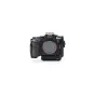 Tilta pilnos kameros rėmas Sony Alpha 7 V modeliui juodos spalvos, su integruotu kabelio užtvankiu ir šaltos pėdos tvirtinimu saugiam priedų tvirtinimui.