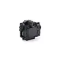 Tilta pilna kameros kėdė Sony Alpha 7 V juoda - atgalinė pusė su kabelio užtvirtinimu ir Arca-Swiss pagrindu
