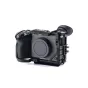 Tilta Sony FX2 kameros juodas apsauginis rėmas su prietaisų montavimo taškais ir ergonominiu rankeniu