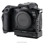Tilta pilnos kameros korpusas su aušinimo sistema Canon EOS R5 Mark II - priekinis kairysis vaizdas, išryškinant USB-C jungtis ir tvirtinimo taškus