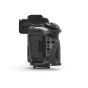 Tilta pusinis Canon R5 Mark II kameros korpusas – užpakalio ir šono vaizdas su Arca tipo greitai atlenkamu pagrindu ir srieginių montavimo taškų