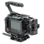 Tilta kameros karkasas Blackmagic PYXIS 6K Pro komplektui su moduline aliuminine konstrukcija, Gold Mount baterijos plokšte, NATO rankenomis ir keliais tvirtinimo taškais – pilnas profesinės montavimo sprendimas.