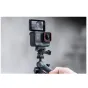 Insta360 Multi Mount INST110-40 su prijungta veidrodine kamera, rodanti reguliuojamą statyvą ir selfie lazdelės funkciją, tinkama įvairiems filmavimo kampams.