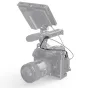SmallRig Panasonic kameros valdymo rankena sujungta su nuotolinio valdymo kabeliu, LED šviesos panele ir pritvirtinta virš kameros ir su virzītu mikrofonu profesionaliam vaizdo filmavimui