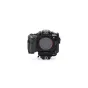 Tilta juodoje kameros kėdė Sony Alpha 7 V su integruota Arca-Swiss pagrindine plokšte, matomomis tvirtinimo sriegiais ir tvirtinimu blykstei, kad būtų užtikrinta didesnė funkcionalumas.