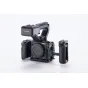 Tilta kameros rėmelis Canon C50 modeliui su viršutiniu rankenos pratęsimu, šonine rankena, LED šviesos panele ir Arca-Swiss plokšte įvairioms vaizdo kūrimo priemonėms