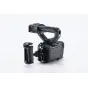 Tilta Canon C50 kameros kėdė su moduline viršutine plokšte, XLR rankenos priedu, reguliuojama šonine rankena ir kabelių užtvankėlėmis saugiems USB-C ir HDMI jungimams.