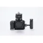 Tilta kameros kėdė Canon C50 su šonine rankena ir moduliniu dizainu, turinti 1/4-20 siūlą ir Cold Shoe montavimo galimybę papildomų prietaisų tvirtinimui