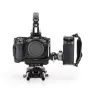 Tilta Canon R5 Mark II kameros šarnoje su šaldymo sistema, matoma iš viršaus, su šonine rankena ir baterijos paketu.