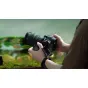 Tilta apvali medinė rankena 1/4-20 pilkos spalvos, pritvirtinta prie DSLR fotoaparato, suteikianti stabilų ir patogų laikymą lauko fotografijoje