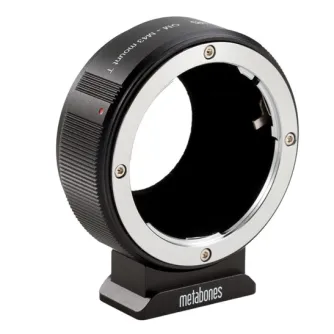 Metabones Olympus OM į Micro Four Thirds adaptorius su nuimamu Arca tipo statyvu, juodos ir sidabrinės spalvos apdaila, preciziška inžinerija ir vilnos vidus, kad sumažintų atspindžius.