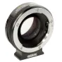 Metabones greičio didintuvas ULTRA 0.71x adapteris Sony A-mount objektyvams prie Fujifilm X-mount kamerų, juodas matinis apipavidalinimas su matomais optiniais elementais per objektyvo atidarymą