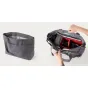 Moment Everything Travel Tote 19L pilkos spalvos atidarytas versijos su paminkštinta nešiojamojo kompiuterio kišeniu ir organizuotais vidiniai skyriai techninei įrangai