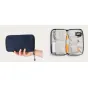 Moment Everything Mini Tech Organizer Navy – kompaktiškas, vandens nepraleidžios technikos organizatoriaus maišelė su elastiniais kišenėmis kabeliams, įkrovikliams ir esminiams prietaisams