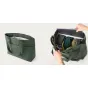 Moment Everything Travel Tote 19L olivinės spalvos – erdvus atviras vaizdas su 16 colių įrenginiams skirtu polsteriniu laptopo skyriumi, vidiniais organizacijos kišenėmis ir nuimama kryžmine peties juostele
