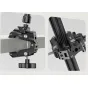Ulanzi HD02 Super Clamp su reguliuojamomis žnyplėmis ir neslystančiu gripu, pritvirtintas prie plokščių ir cilindrinių paviršių, rodantis suderinamumą su 1/4” ir 3/8” sriegiais