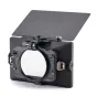 Tilta Mirage Pro matė 114mm su atidarytu priekiniu dangteliu, rodomas modulinis filtrų laikiklis ir lengvas anglies pluošto saulės skydas