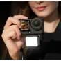 Ulanzi LM24 Mini Fill Light II su karštu pėda, prijungta prie veiksmo kameros, apšviečianti vlogams ir lauko fotografijai