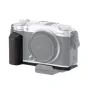 Fujifilm X-M5 fotoaparatas ant Tilta L-formos pagrindo plokštės su riešutų rankena ir greito paleidimo plokšte, skirta stabiliam montavimui ant stabilizatorių ar statyvų