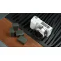 Tilta NP-FW50 980mAh USB-C įkrovimo baterija su B-C įvestimi, vaizduojama šalia Sony be veidrodžio fotoaparato dydžio palyginimui