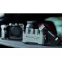 Tilta NP-FZ100 įkrovimo stotis su keturiais baterijų slotais, apšviestais būsenos indikatoriais, USB-C jungtimi, suderinama su Sony NP-FZ100 baterijomis ir kitų gamintojų variantais